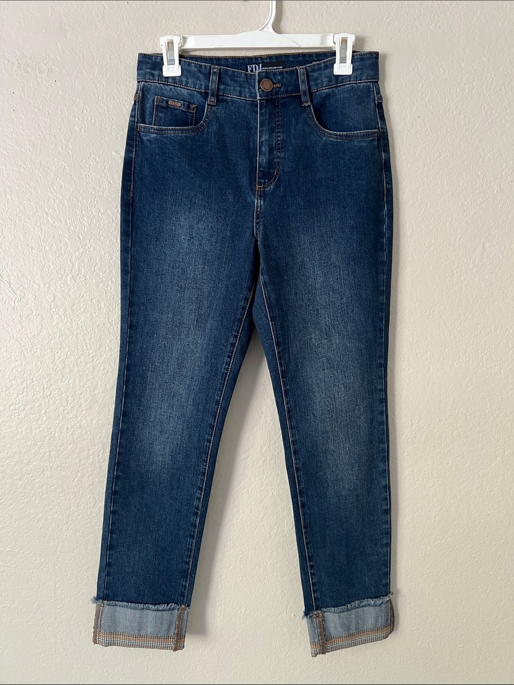 Like New! FDJ Suzanne Straight Leg Roll Cuff Ankle Jean Size 4